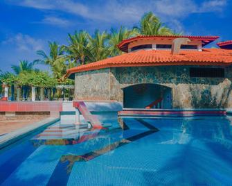 Las Olas Beach Resort - David - Piscina