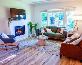 Cozy Bungalow - Commercial Drive - Steps To Skytrain - Vancouver - Sala de estar