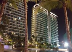 Azure Luxury City Suites By Vacationsph - Parañaque - Building