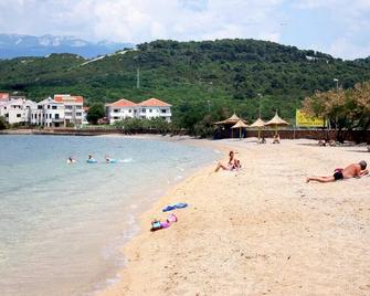Apartments by the sea Stara Novalja, Pag - 4106 - Novalja - Beach