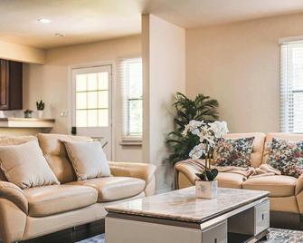 Spacious Retreat w Large Kitchen & Outdoor Patio - Arcadia - Living room