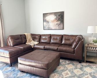 Charming 3-bedroom house in delightful Wellford with new appliances, WiFi, AC - Wellford - Sala de estar