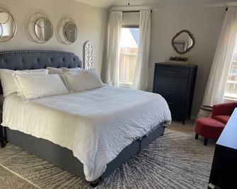 Inviting, well equipped, sleeps 8 + comfortably w/ access to Edmond/OKC in mins. - Edmond - Schlafzimmer