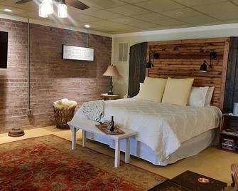 Downtown studio apartment walking distance to restaurants and shops - Sparta - Bedroom