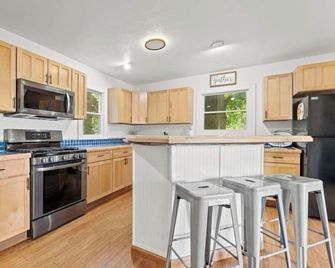 Cottage Near Lake James - Sleeps up to 10! - Fremont - Cocina