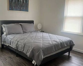 Simple & peaceful home, very quiet street. near University of Toledo - Pets OK - Toledo - Bedroom