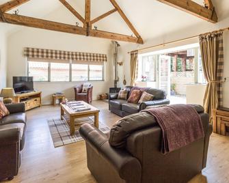 Sawmill Cottage - Belford - Вітальня