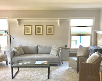 Secluded Garden Retreat conveniently located between SFO & SF - South San Francisco - Living room