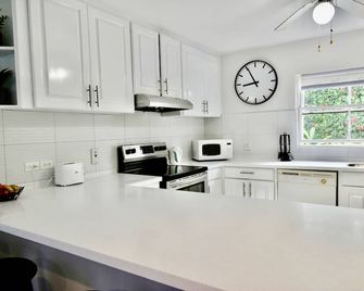 Sea Suite at Amaryl Apts - Only 200 meters to Beach - Dover - Phòng bếp