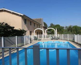 N'Atura Hôtel - Aire-sur-l'Adour - Piscina
