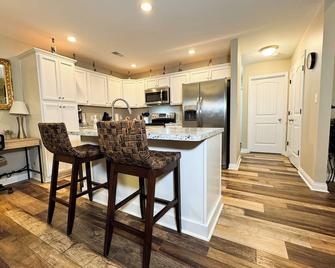 Artsy KY-Themed Richmond Gem: Sleeps 8, Centrally Located & 5 mins from Kayaking - Richmond - Kitchen