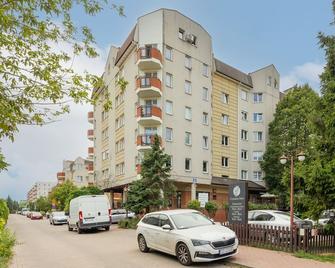 Cozy Apartment with Parking in Warsaw Ursus by Renters - Varsovia - Edificio