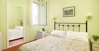 Hostal Los Alpes - Madrid - Bedroom