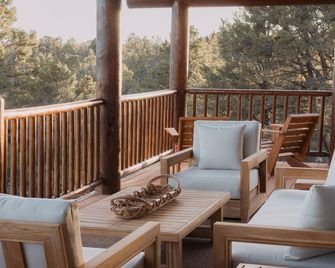 The Zion Cabin—Log Cabin Just Outside Zion National Park - Orderville - Balcón