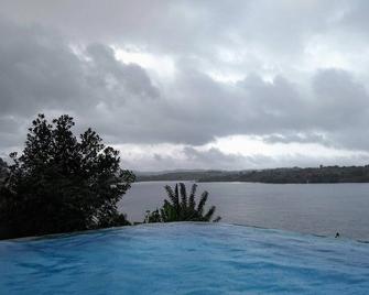 ليك روز واياناد ريزورت - Kalpetta - حوض السباحة