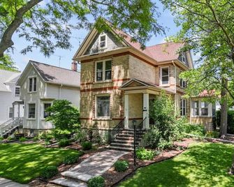 Merrill Ave Fond du Lac · Updated! Historic|Spacious - Fond du Lac - Gebouw