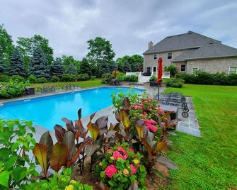 Spacious New 4 Bedroom Home With Pool on 2 Acre Property - Cutchogue - Piscina