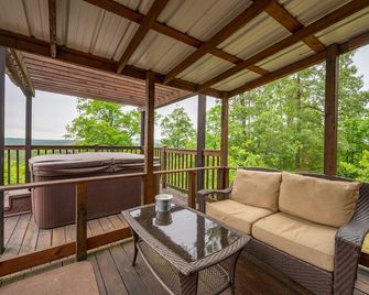 The Ossi is a secluded couples cabin with panoramic mountain and sunset views! - Smithville - Balcony