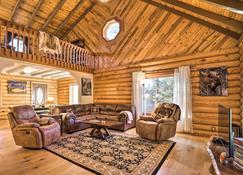 Cabin on Kenai Peninsula Family and Group Friendly! - Kenai - Sala de estar