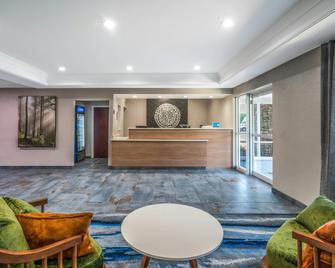 Fairfield Inn & Suites Memphis I-240 & Perkins - Memphis - Front desk