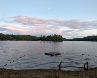 #4 Adirondack FamilyFriendly Waterfront on LoonLake. Boating,fishing,swimming! - Chestertown - Slaapkamer