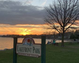 Well Appointed Home | Large Patio + Steps to Lake - Pewaukee