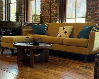 Charming studio apartment , free parking, WiFi in historic downtown Mobile - Mobile - Living room