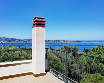 Enjoy a wonderful time in this villa with sea view! - Villa San Giovanni - Balcone