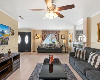 Sunny Laguna Retreat | Games Room | Mins to Beach - Laguna Hills - Living room