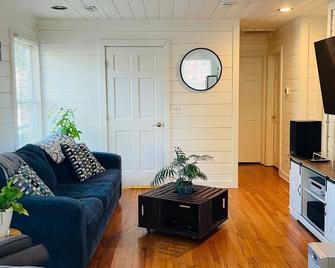 Charming house w/spacious backyard, 7 minutes to downtown Raleigh - Garner - Living room