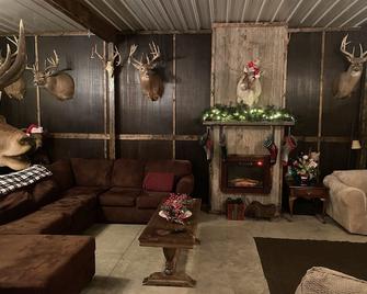 Rustic Lodge with private cabins / 6 person hot tub and camp fire - Hillsboro - Lounge