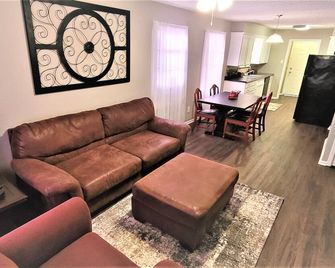 Remodeled Cozy Cottage - Abilene - Living room
