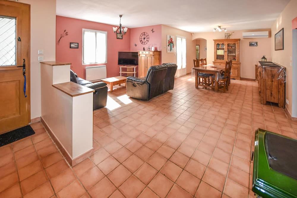 Amazing Home In Mazan With Kitchen - Mazan - Living room