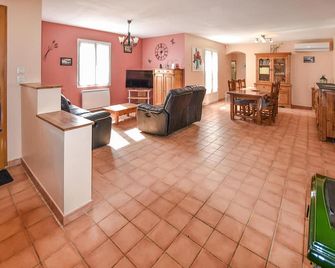 Amazing Home In Mazan With Kitchen - Mazan - Wohnzimmer