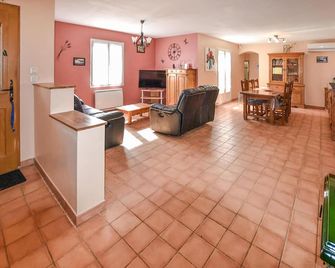 Amazing Home In Mazan With Kitchen - Mazan - Living room
