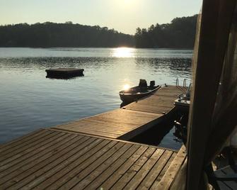 Water access Island Cottage in sheltered cove - Sharbot Lake - Pool