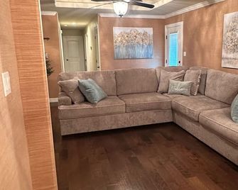 Charming & Cozy 4-bedroom Home - Los Fresnos - Sala de estar