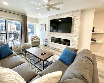 Bright Haus Lakeview at the Village at Breck ,Stunning Views, Ski In/Out In Town - ברקנרידג' - סלון