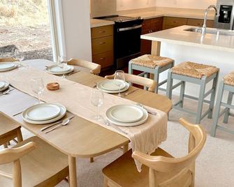 Support Local: New! Makaha Valley Home - Makaha Valley - Dining room