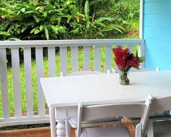 Chez Ophelia Cottage Apartments - רוזו - מרפסת
