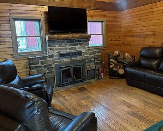 Country, hideaway cabin close to town, 15 minutes from wineries - Anna - Sala de estar