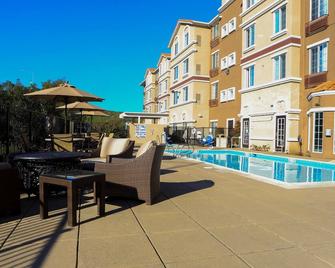 Free Breakfast. Free Shuttle. Outdoor Pool & Hot Tub. Studio Near Downtown San Jose. - Milpitas - Pool