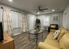 Charming City Bungalow - Jacksonville - Living room