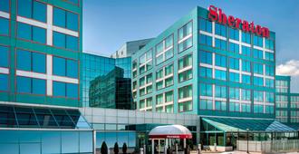 Sheraton Gateway Hotel in Toronto International Airport - טורונטו