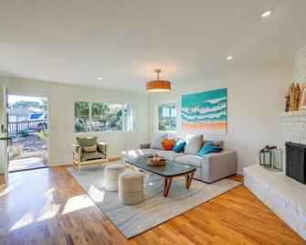 Seaside Home with Hot Tub and Patio Close to Beaches! - Seaside - Living room