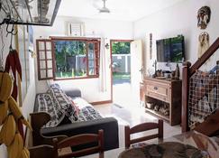 Casa Peixinho Vermelho: cozy duplex house 5 minutes from the Historic Center - Paraty - Salon