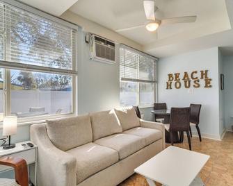 Florida Unit Steps from Indian Rocks Beach Access! - Clearwater Beach - Living room