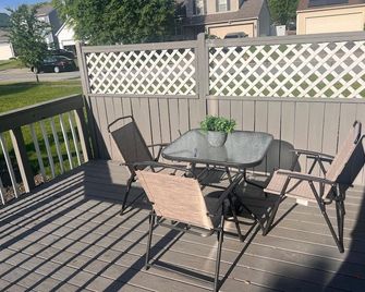 Warm haven 3-bedroom house in Reynoldsburg with AC, WiFi. Minutes from downtown. - Reynoldsburg - Балкон