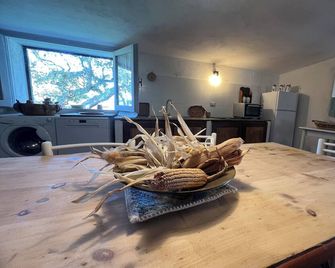 DOMO MEA beautiful farmhouse immersed in theSardinian countryside an its animals - Nulvi - Comedor