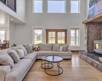 Modern Farmhouse Three Bears Getaway - Hamilton - Living room